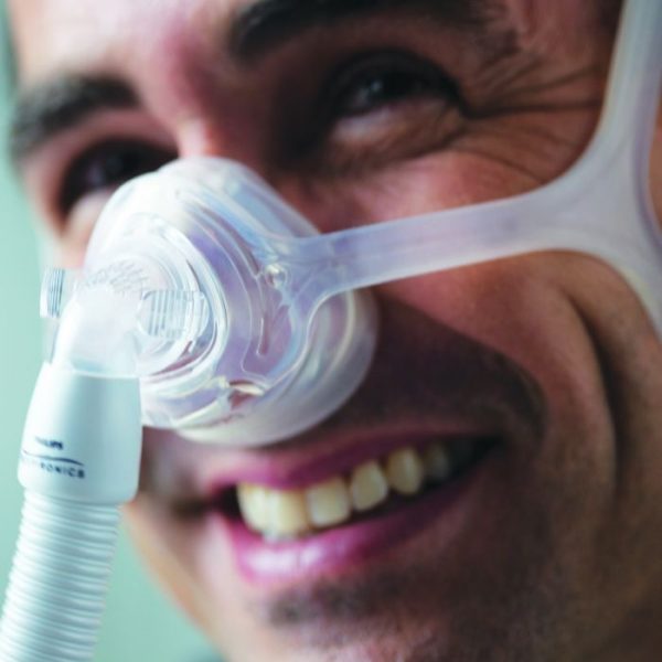 Respironics Wisp Masque Nasal CPAP PPC homme souriant sangle