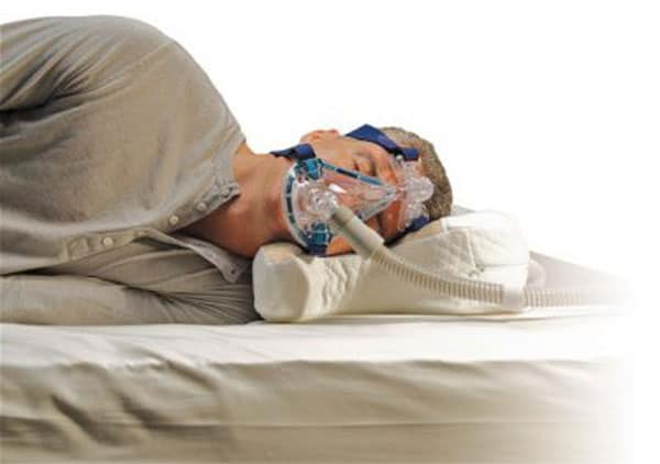 Homme dormant avec masque facial pour appareil CPAP PPC