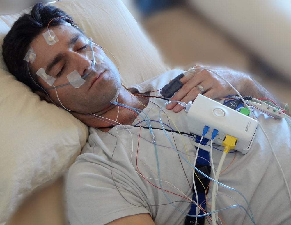 Homme qui dort durant test du sommeil